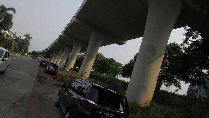 Proyek Jalan Layang Non Tol (JLNT) di Pluit, Penjaringan, Jakarta Utara, era Ahok kini mangkrak. Kondisinya memprihatinkan dan terbengkalai.