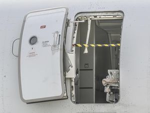 Alasan Gila Penumpang Buka Pintu Pesawat di Udara