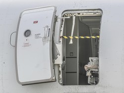 Alasan Gila Penumpang Buka Pintu Pesawat di Udara