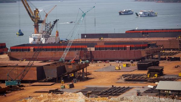 Pernah Lihat Pembuatan Kapal Tongkang? Nih Penampakannya