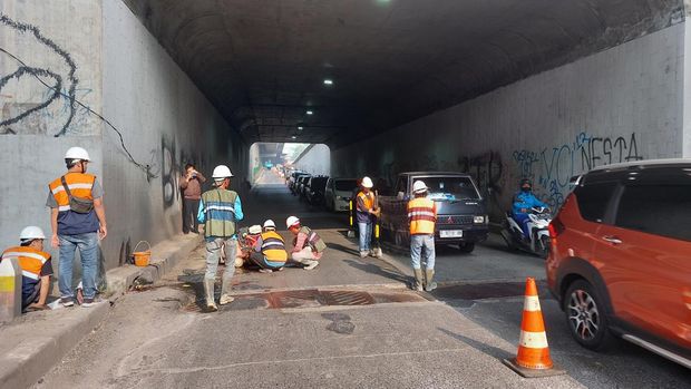 Perbaikan tutup got di underpass Jalan Sholeh Iskandar Bogor (Sholihin-detikcom)