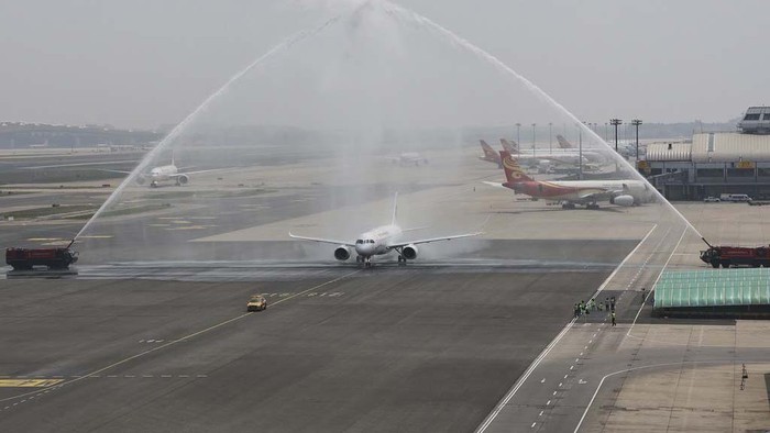 Potret Pesawat Buatan China C919 Terbang Perdana Pesawat jet komersial pengangkut penumpang bikinan China diterbangkan untuk pertama kali. Pesawat C919 melayang dengan rute Shanghai-Beijing.