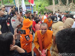 Haru! Warga Sambut 32 Biksu Thudong di Vihara Tengah Hutan Semarang