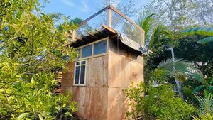 7 Foto Rumah Mini Berdinding Triplek, Luarnya Sederhana Dalamnya Mengagumkan