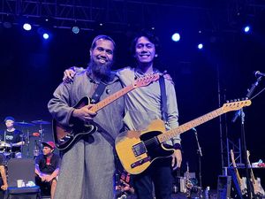 Momen Hangat Sakti Reuni dengan Sheila on 7 Momen Hangat Sakti Reuni dengan Sheila on 7