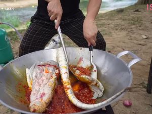 Gokil! Bobon Santoso Bikin Seblak Isi Kepala dan Ekor Buaya Putih Gokil! Bobon Santoso Bikin Seblak Isi Kepala dan Ekor Buaya Putih