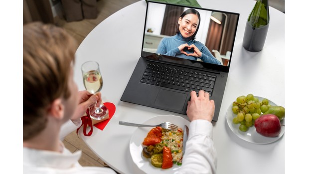 Potret pasangan tengah melakukan video call bersama.