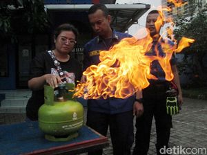 Serunya Emak-emak Saat Simulasi Penanganan Kebakaran