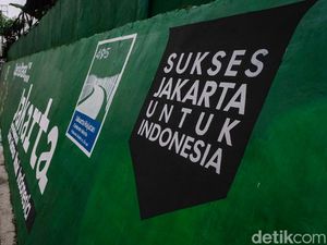 Slogan Era Anies Berganti di Mural Jalan Fatmawati Jaksel
