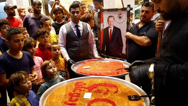 Syukuran Warga Palestina Atas Kemenangan Erdogan