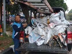 Tak Berizin, Ratusan Baliho Parpol-Caleg di Bogor Dibongkar Satpol PP