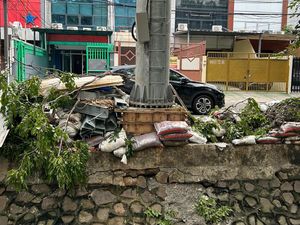 Viral Tiang BTS di Pinggir Sungai Rawan Roboh, Warga Sunter Khawatir