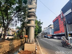 Warga Komplain Tiang BTS di Pinggir Got Sunter: Kok Bisa Di-ACC Pemda?