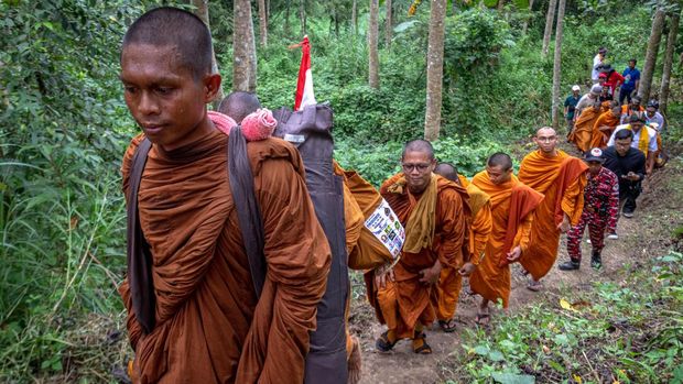 Sejumlah biksu yang mengikuti ritual Thudong  menyeberangi Sungai Kaligarang untuk menuju ke Wihara 2500 Buddha Jayanti-Sima di Bukit Kassapa Pudakpayung, Kota Semarang, Jawa Tengah, Senin (29/5/2023).  Pada hari kedua di Kota Semarang sebanyak 32 biksu yang mengikuti ritual Thudong dengan berjalan kaki dari Thailand itu mengunjungi kelenteng dan wihara untuk pembacaan doa paritta  sebagai pemberkatan keselamatan dan kesejahteraan umat manusia sebelum melanjutkan perjalanan menuju Candi Borobudur dalam rangka menyambut Hari Raya Waisak pada 4 Juni mendatang. ANTARA FOTO/ Aji Styawan/foc.