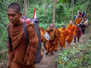 Tiba di Semarang, 32 Biksu Ikuti Ritual Thudong