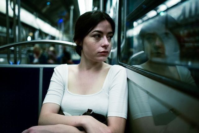 Tren Subway Shirt untuk Menghindari Pelecehan di Transportasi Umum, Apakah Efektif untuk Kaum Perempuan?/Foto: Unsplash/Camille Minouflet