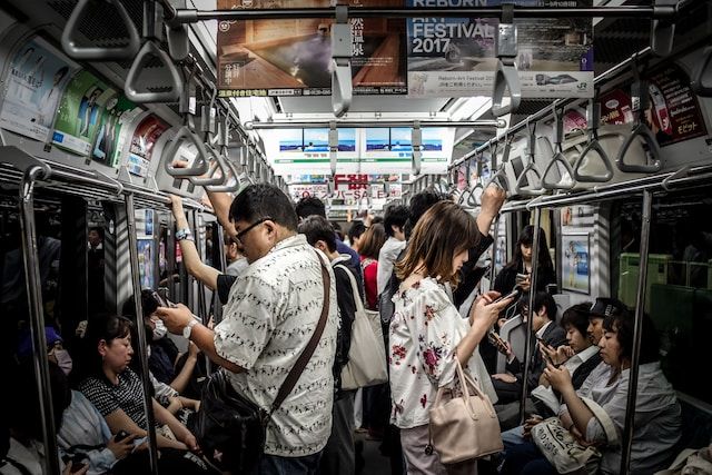 Tren Subway Shirt untuk Menghindari Pelecehan di Transportasi Umum, Apakah Efektif untuk Kaum Perempuan?/Foto: Unsplash/Hugh Han