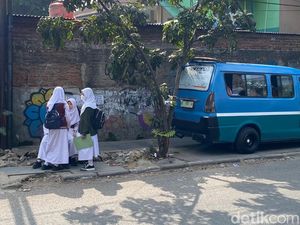 Trotoar di Buahbatu Rusak hingga Jadi Tempat Ngetem Angkot Trotoar di Buahbatu Rusak hingga Jadi Tempat Ngetem Angkot