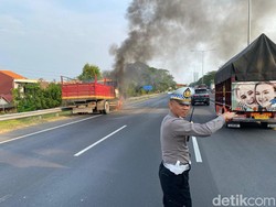 Truk Terbakar di Tol Perak-Satelit, 5 Damkar-2 Tim Walang Kadung Diterjunkan