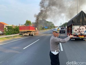 Truk Terbakar di Tol Perak-Satelit, 5 Damkar-2 Tim Walang Kadung Diterjunkan Truk Terbakar di Tol Perak-Satelit, 5 Damkar-2 Tim Walang Kadung Diterjunkan