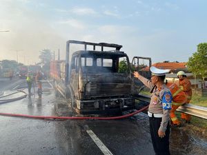 Truk Terbakar di KM 6.600 Tol Perak arah Waru Padam