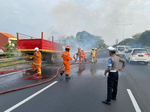 Kronologi Truk Terbakar di KM 6.600 Tol Perak-Waru Diduga Korsleting Kronologi Truk Terbakar di KM 6.600 Tol Perak-Waru Diduga Korsleting