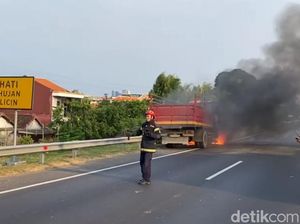 Truk Terbakar di Tol Perak-Satelit KM 6.600, Lalu Lintas Macet hingga 2 Km