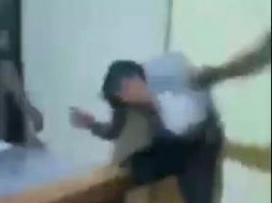 Viral Pria di Kediri Dikeroyok hingga Babak Belur Dan Diancam Bunuh