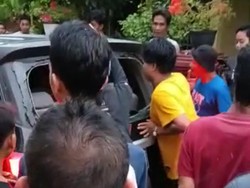 Viral Warga Tasik Kepung dan Rusak Mobil yang Melaju Ugal-ugalan