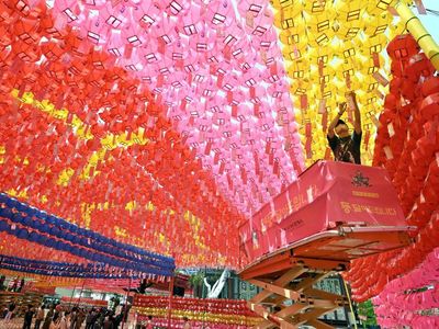 Warna-warni Lentera Meriahkan Ulang Tahun Buddha di Korea Selatan