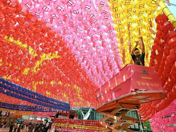 Warna-warni Lentera Meriahkan Ulang Tahun Buddha di Korea Selatan