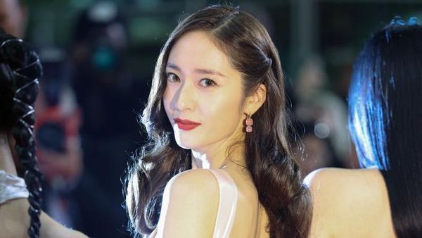 7 Potret Krystal Jung Cantik Memesona di Karpet Merah Cannes 2023