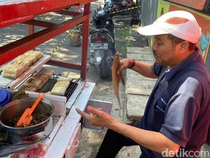 Cerita Abah Taufik, Cekatan Berjualan Ketan Bakar di Usia Senja