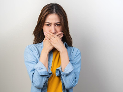 Cegah Bau Mulut Saat Traveling, Simak Nih Tipsnya!