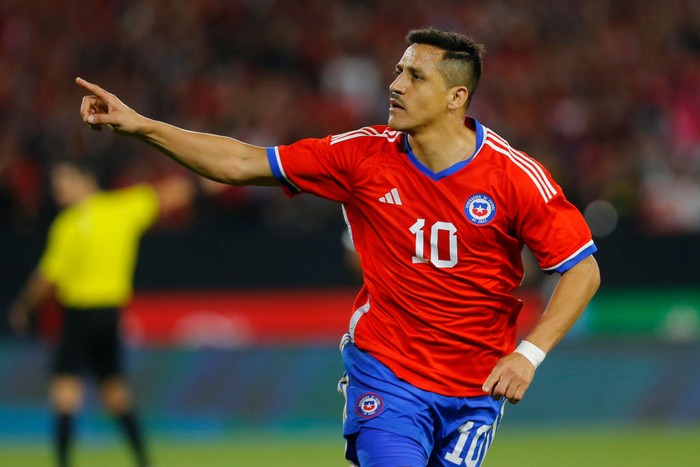SANTIAGO, CHILE - MARCH 27: Alexis Sanchez of Chile celebrates after scoring the second goal of his team during an international friendly match against Paraguay at Estadio Monumental David Arellano on March 27, 2023 in Santiago, Chile. (Photo by Marcelo Hernandez/Getty Images)