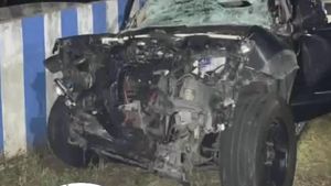 Foto Mobil Angela Lee Hancur Parah Usai Seruduk Truk Gandeng