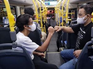 Anies Baswedan Unggah Foto Naik Bus Listrik, Caption-nya Jadi Sorotan