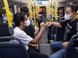 Anies Baswedan Unggah Foto Naik Bus Listrik, Caption-nya Jadi Sorotan