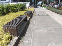 Pengalaman Duduk-duduk di Kursi Trotoar Dekat Kedubes AS, Eh Disuruh Pergi