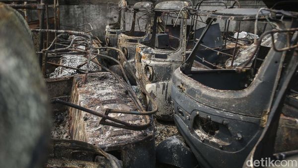 Belasan Bajaj Hangus Terbakar di Duren Sawit
