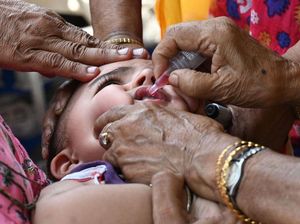 Cegah Polio, Anak-anak di India Diberi Vaksin Cegah Polio, Anak-anak di India Diberi Vaksin