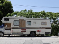 Campervan Wanita Ini Ditinggal Sebentar, eh Onderdilnya Malah Dilucuti