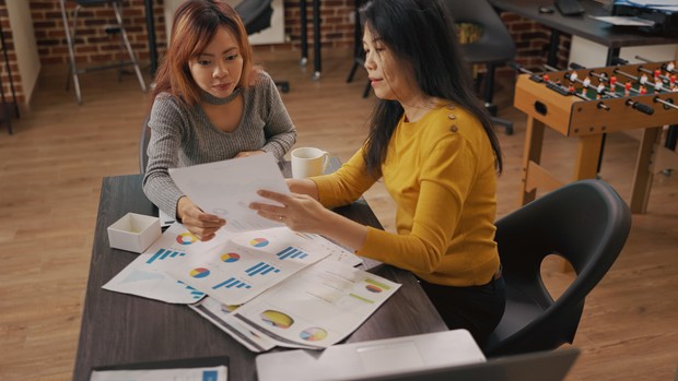 Cara berinteraksi dengan rekan kerja di hari pertama bekerja/freepik/dcstudio Ilustrasi dua orang perempuan yang sedang bekerja.