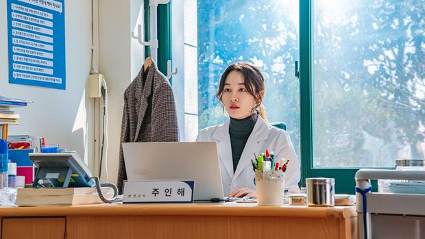 Won Ji-an sebagai Joo In-hae dalam drama Korea HeartBeat. (Prime Video)