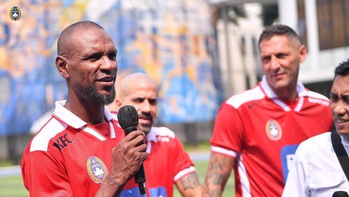 Carlos, Materazzi,Veron, Abidal, dan Karagounis memberikan motivasi kepada para pemain muda Indonesia di Stadion BRI BRILiaN pada Selasa (30/5)