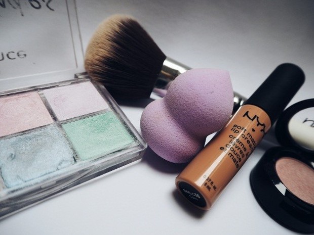 Gunakan produk makeup secukupnya/foto: pexels.com Gunakan produk makeup secukupnya