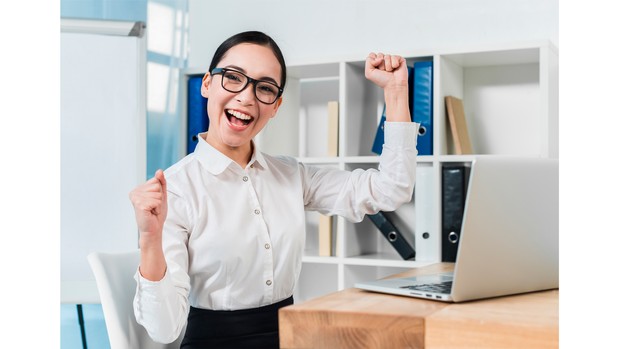 Ilustrasi seorang perempuan yang terlihat gembira.