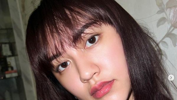 8 Gaya Happy Asmara dengan Model Poni Berbeda