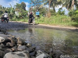 Jalan Provinsi yang Berlubang Parah di Bengkulu Berubah Jadi Danau