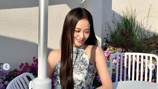 7 Pesona Jisoo BLACKPINK di Miss Dior Exhibition, Tampil Anggun Bak Dewi